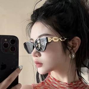 Lunettes de soleil œil-de-chat An's, monture noire, verres gris, protection UV375, branches à chaîne, style unisexe - Product Image 2