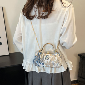 Bolso de hombro cruzado informal para mujer, novedad primavera 2025, estilo chino Cheongsam bordado con cadena dorada, ideal para cenas. - Product Image 3