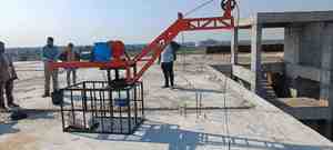 Máquina elevadora de materiales para construcción en azoteas con motor eléctrico, caja de cambios y estructura de acero para un manejo vertical seguro - Product Image 3