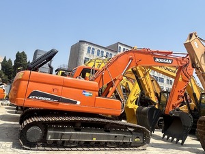 Excavatrice sur chenilles hydraulique d'occasion Doosan DX225LC-9C, modèle 2020, 22 tonnes, 115 kW, d'origine coréenne, en excellent état, disponible en stock. - Product Image 2