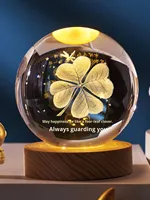 Boule de cristal galaxie personnalisable en gros directement de l'usine, gravure interne 3D, veilleuse LED, boule de cristal avec base en bois