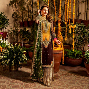 Salwar Kameez élégant pour femme, brodé or, en mousseline de soie, coupe ample, longueur ras du sol, style indien pakistanais, par Fashionista International - Product Image 1