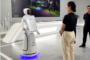 Vente directe usine : Robot IA multifonctionnel pour patrouille de sécurité et réception, avec recharge automatique et écran 21,5 pouces, pour bâtiments publics - Product Image 5