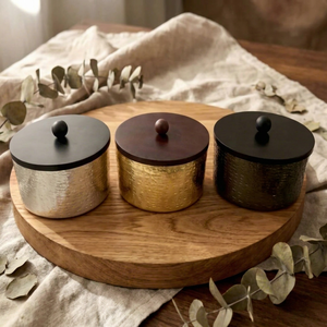 Cuenco de metal chapado en oro con tapa de cúpula y asa en forma de corazón, acabado pulido, estilo glamuroso, para servir frutas secas Khajoor, al por mayor. - Product Image 3