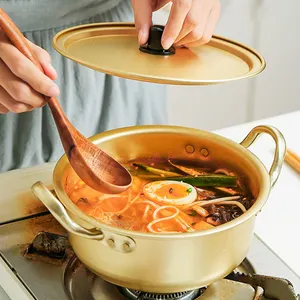 Panci Bakmi Ramen Korea, mangkuk sup aluminium dengan tutup, susu telur, sup memasak di dapur, pemanasan cepat
