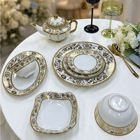 Service de vaisselle de luxe en porcelaine motif fleur de lotus, bord doré, assiettes et bols baroques floraux en relief pour mariage