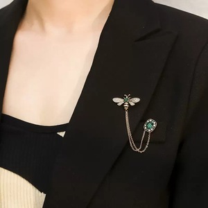 2025 nouvelle abeille gland broche dame <span class=keywords><strong>sage</strong></span>-<span class=keywords><strong>femme</strong></span> vêtements broches strass cristal acrylique fleurs papillons numéros plaqué broches - Product Image 2