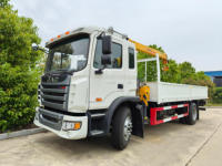 Grue télescopique professionnelle de 8 tonnes montée sur camion avec stabilisateurs pour le chargement de marchandises et la livraison d'équipements de construction
