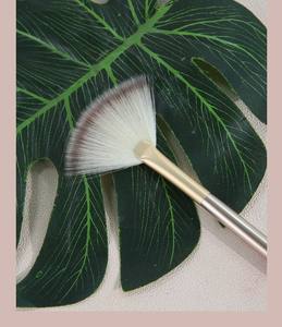 Colorete Iluminador en Barra con Esencia <span class=keywords><strong>de</strong></span> Ácido <span class=keywords><strong>de</strong></span> Frutas, Efecto Trompeta, con Pelo Sintético <span class=keywords><strong>de</strong></span> Alto Brillo en Forma <span class=keywords><strong>de</strong></span> Abanico y Detalles Metálicos Planos, Estilo Persa - Product Image 3