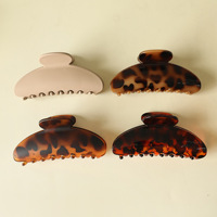 Pince à cheveux PC semi-circulaire minimaliste et élégante avec rivets, style été pour femme, design requin polyvalent 11 cm, finition premium, parfaite pour les chignons.