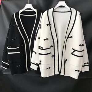 <span class=keywords><strong>Cardigan</strong></span> Lavorato a Maglia Spesso e Morbido con Blocchi di Colore per Donne, Design con Fiocco, Scollo a V, Doppie Tasche, Cappotto Bianco e <span class=keywords><strong>Nero</strong></span> - Product Image 1