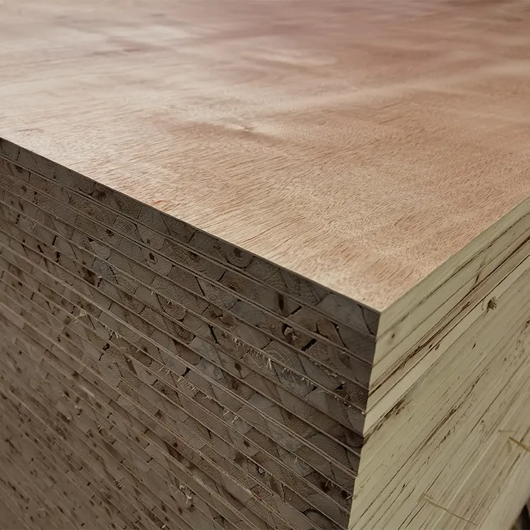 गर्म बेच उच्च गुणवत्ता मानक आकार 1220mm * 2440mm सादे टुकड़े टुकड़े में लकड़ी बोर्डों 'Blockboard