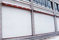 Volet roulant anti-vent en aluminium robuste, porte coupe-vent scellée, design minimaliste pour supermarchés et usines