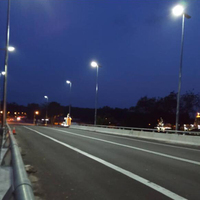 Lampadaire solaire tout-en-un en aluminium étanche IP65 avec contrôleur MPPT 100W, angle de faisceau 140°, LED certifiée RoHS CE, télécommande
