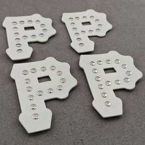Écusson en cuir avec logo métallique personnalisé, lettres et motifs, bordure en cuir, logo métallique 3D, patch en cuir à coudre, accessoires vestimentaires - Product Image 1