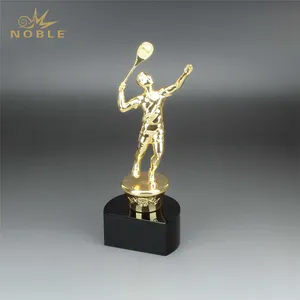 चैंपियन ट्रॉफी टेनिस Suppliers-नि: शुल्क मोल्ड धातु खेल मूर्ति पुरस्कार कस्टम उत्कीर्णन धातु बैडमिंटन चैंपियन ट्रॉफी