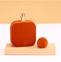 Flacon de parfum carré en verre souple, finition velours floqué, couvercle sphérique, contenant olfactif artistique unique