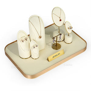 Présentoir à bijoux en métal style tendance, personnalisé, en microfibre, moderne, pour boucles d'oreilles et colliers, buste beige, en promotion - Product Image 1