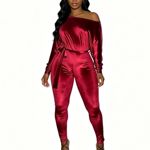 <span class=keywords><strong>Mono</strong></span> de terciopelo elástico con mangas murciélago, hombros descubiertos y cinturón, con pantalones ajustados para mujer - Moda Sehe - Product Image 1