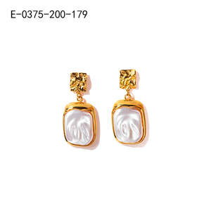 Pendientes de Moda con Perlas Cuadradas, Acero Inoxidable 316L, Baño de Oro PVD, Resistentes y Sostenibles - Product Image 1
