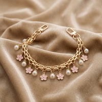 Chaîne de sac de luxe élégante avec pendentif floral en perles, motif fleur de cerisier rose doux, chaîne décorative dorée avec fermoirs