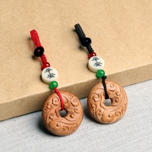 Pendentif porte-bonheur en bois de pêche sculpté Nuage Auspicieux, unisexe, cadeau, bijou artisanal, accessoire - Product Image 2