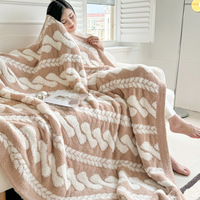 Großhandel Umweltfreundliche Kunstfell-Decke 100% Polyester Gestrickte Gestreifte/Einfarbige Anti-Pilling Hautfreundliche Tragbare Ganzjahresdecke