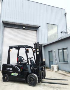 Montacargas Eléctrico de 1.5, 2, 2.5, 3 y 3.5 Toneladas, Apilador Eléctrico con Batería de Litio y Llantas Sólidas - Product Image 3