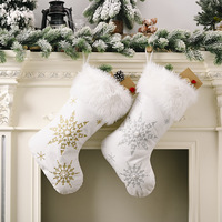 Chaussette de Noël en tissu floqué blanc avec bordure en fausse fourrure, broderie dorée et argentée, flocon de neige et perles décoratives, cadeau pour cheminée, maison et fêtes