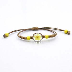 Pulseras Trenzadas Bohemias Hechas a Mano con Cordón de Cera Marrón, Dijes de Flores Secas de Resina y 3 Cuentas de Cristal - Product Image 5