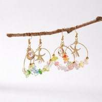 Boucles d'oreilles créoles vintage colorées en pierres irrégulières et perles, bijoux de plage, style bohème asymétrique avec pendentifs étoile de mer et coquillage