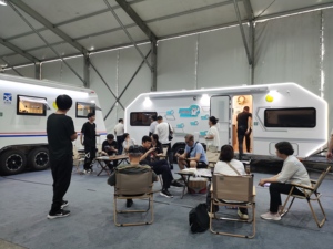 Caravan Mobile Personalizzata per Soggiorni Turistici, Rimorchio Camper Completamente in Alluminio con Finestra Panoramica e Monitoraggio Remoto - Product Image 5