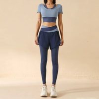 Ensemble de yoga effet seconde peau 2 pièces pour femme, couleur unie, haut court à manches courtes et leggings 2-en-1 avec logo frontal, pour la gym et le fitness