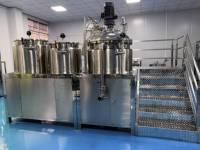 Mélangeur émulsifiant sous vide de type fixe 1000l pour soins de la peau émulsifiant de mélange homogénéisant sous vide avec réservoir d'eau et d'huile