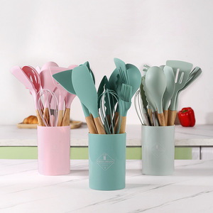 Set di 12 Utensili da Cucina in Silicone Resistente al Calore Senza BPA con Contenitore e Manici in Legno - Product Image 5