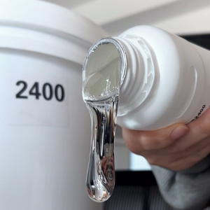 Polyisobutène (PIB) transparent de qualité supérieure en gros, liquide épais de qualité cosmétique, polyisobutène hydrogéné pour la fabrication de gloss à lèvres - Product Image 2