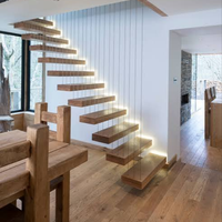 Escalier flottant moderne en bois avec marches décoratives, design international, escalier intérieur invisible en métal massif