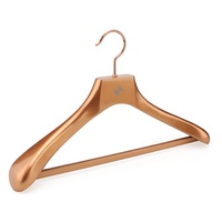 Percha de ropa de madera personalizada, perchas de chaqueta antiguas con clips para tienda de marca
