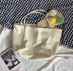 Bolsa de tela personalizada con logotipo impreso, hecha de lona de algodón lisa, con bolsillo interior y función impermeable, tipo bandolera. - Product Image 5