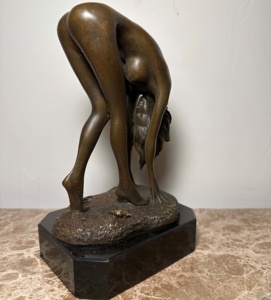 Grande Scultura in Bronzo a Grandezza Naturale in Stile Europeo di una Donna Moderna e Bellissima - Product Image 4