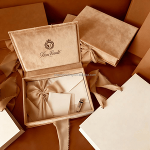 Scatole Regalo USB Personalizzate con Logo, Stile Libro, in Velluto Magnetico con Nastro - Product Image 2