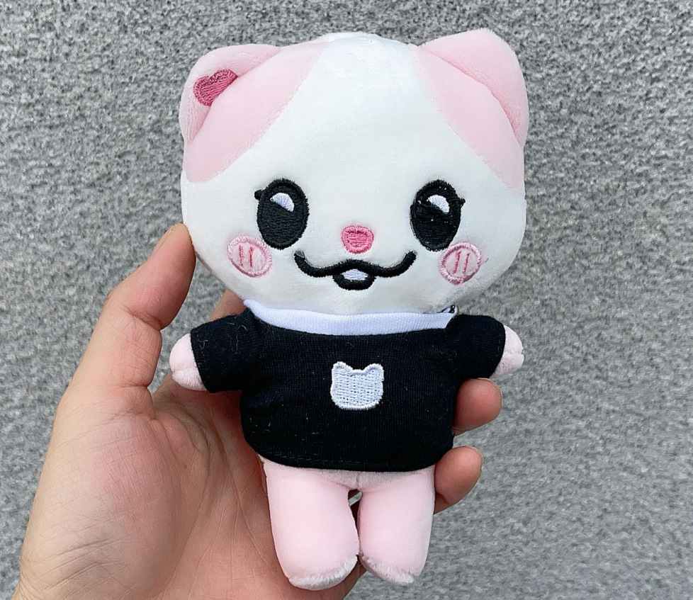 Bambola bianca in polvere nera