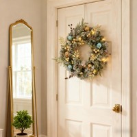 Guirlande de Noël floquée de neige avec des ornements dorés et turquoise - Guirlande de pin pré-décorée avec des lumières LED chaudes pour la décoration de porte de vacances
