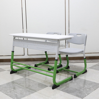 Mobilier scolaire classique : chaises et tables deux places en bois réglables, ensemble de bureaux et chaises pour étudiants