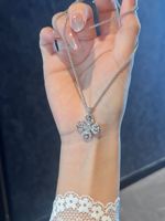 Collier Vajra en forme de croix, un accessoire pendentif de luxe léger, de niche et haut de gamme pour femmes. C'est une clavicule