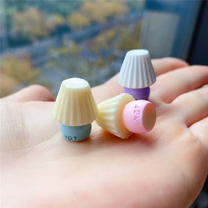 Bonne Qualité Oeuvre Enfants Vêtements Avec Simulé Développé Mini Petite Lampe De Table Résine Artisanat - Product Image 3