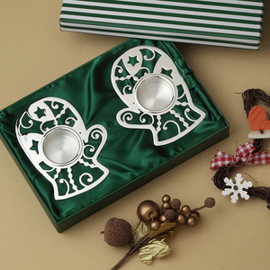 Panier-cadeau de Noël de haute qualité au design tendance avec 2 porte-bougies en forme de gants plaqués argent pour la décoration de Noël à la maison - Product Image 4