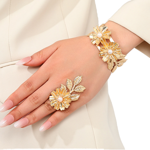 Conjunto de Brazalete y Anillo Abierto con Perlas y Flores, Chapado en Oro, Aleación, Unisex, Joyería de Moda para Aniversario - Product Image 1
