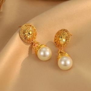 Boucles d'oreilles à clous en forme de perle en relief de style mi-ancien pour femmes, or classique, mode élégante, tempérament, avec zircon principal - Product Image 6