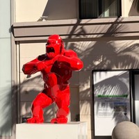 Statue géante en résine de gorille rouge, sculpture du personnage King Kong pour la décoration commerciale intérieure et extérieure